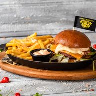 Meniu eleven burger cu cartofi prajiti si sos