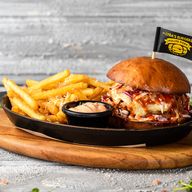 Burger Pulled pork cu cartofi prajiti si sos