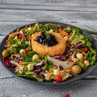 Camembert cu salata si gem de afine