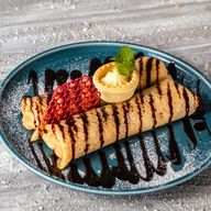 CLĂTITE CU NUTELLA frișcă, zahăr pudră și topping