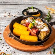 Sarmale cu ciolan si mămăliguță prajită sarmale, ciolan de porc, ardei iute, smântână