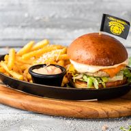 Meniu Chicken Burger cu cartofi prajiti si sos