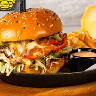 Meniu OZN veggie burger cu cartofi prajiti si sos