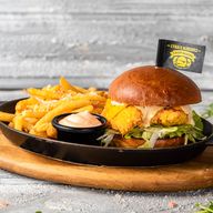 Meniu crispy burger cu cartofi prajiti si sos